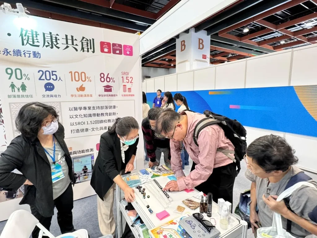 中山醫大於2026亞太永續博覽會展出多元健康促進成果,現場透過辨色力活動與民眾互動體驗。(圖/中山醫大提供)