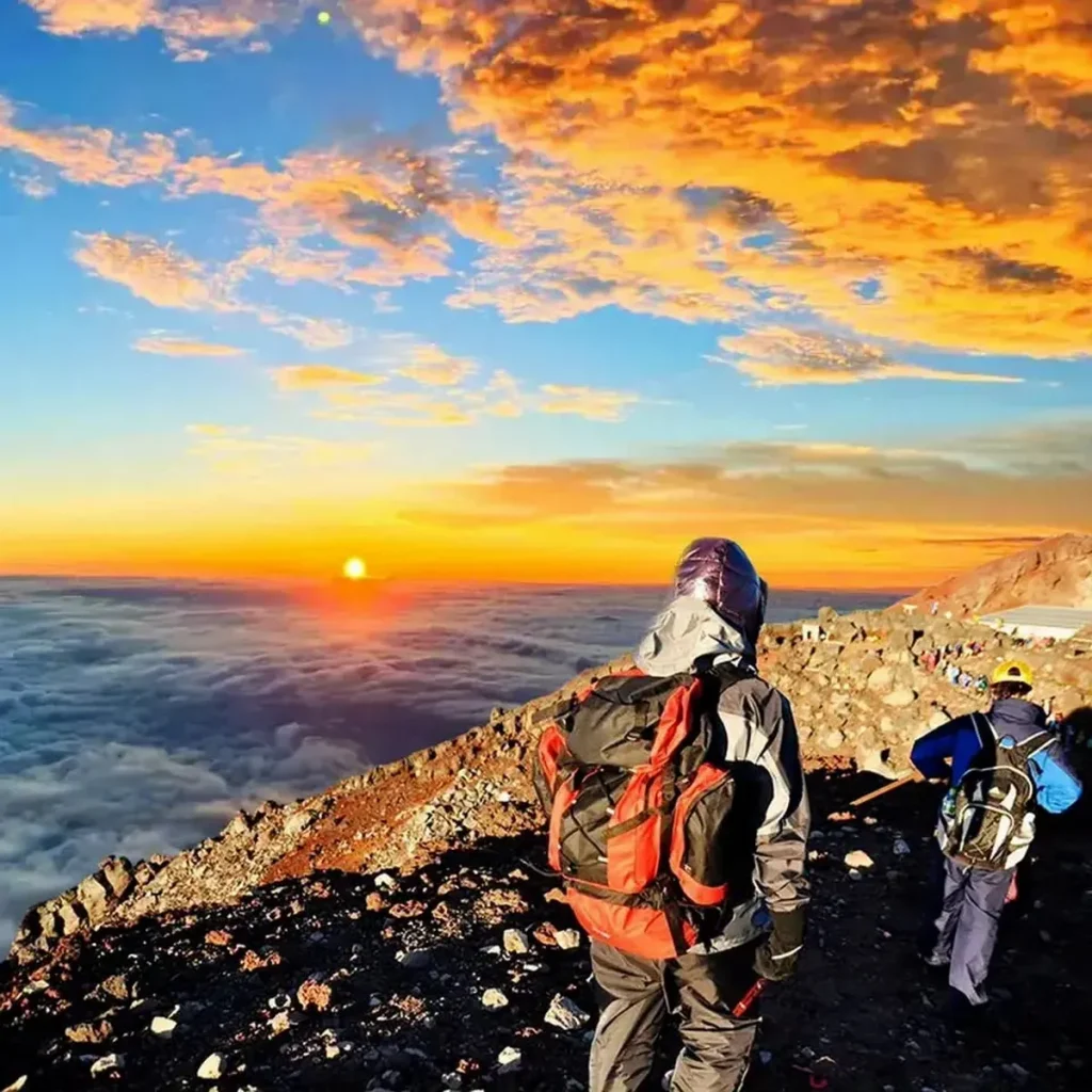 好友相約富士山登頂之旅,在山頂迎接曙光。AsiaYo提供