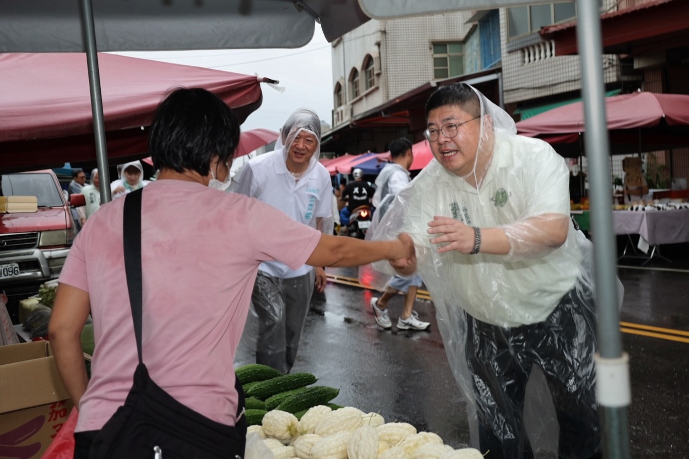 蔡易餘、王如經中元節冒雨掃市場 攜手拜票爭取朴子鄉親支持 200 蔡易餘、王如經中元節冒雨掃市場 攜手拜票爭取朴子鄉親支持 199
