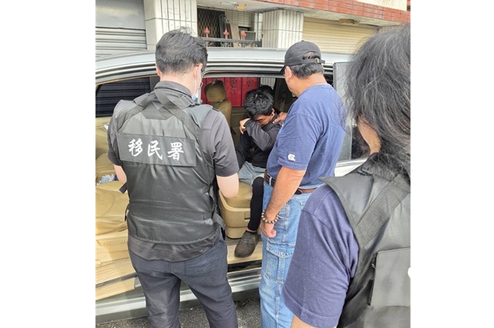 聯手查緝失聯移工 海巡署移民署合逮6越南男躲汽車內 34 cnews204260827a08