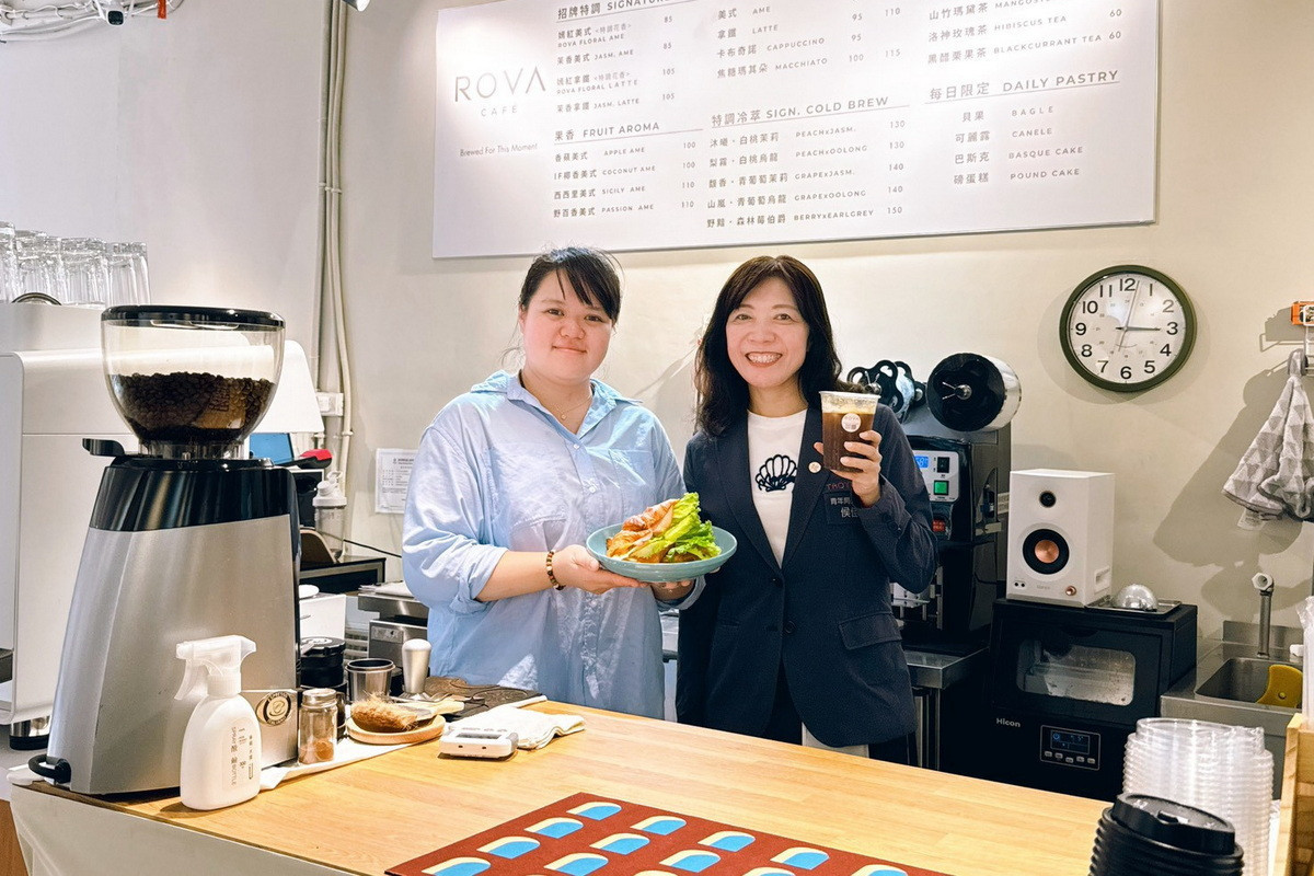 桃園市政府青年局長侯佳齡與創立「ROVA CAFÉ 絨瓦咖啡」的原民青年歐小姐合影。<br /><br />