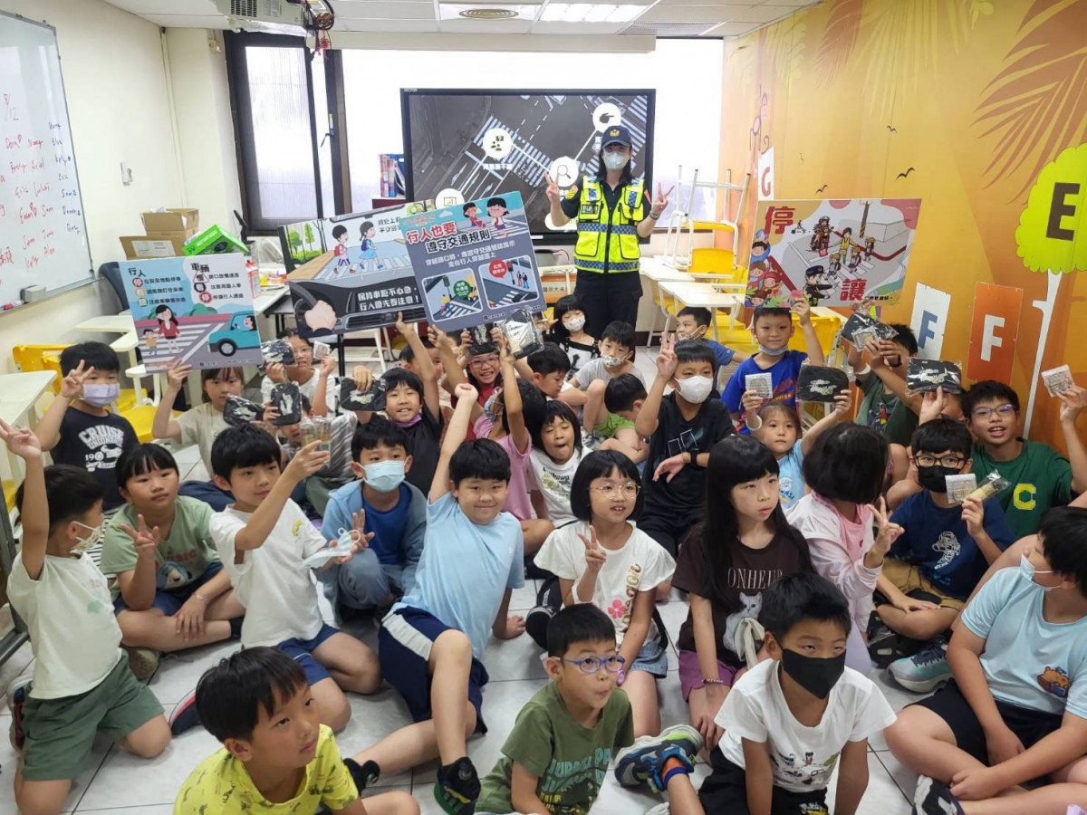 新竹市警察局至各國民小學及課後照顧機構進行交通安全宣導。