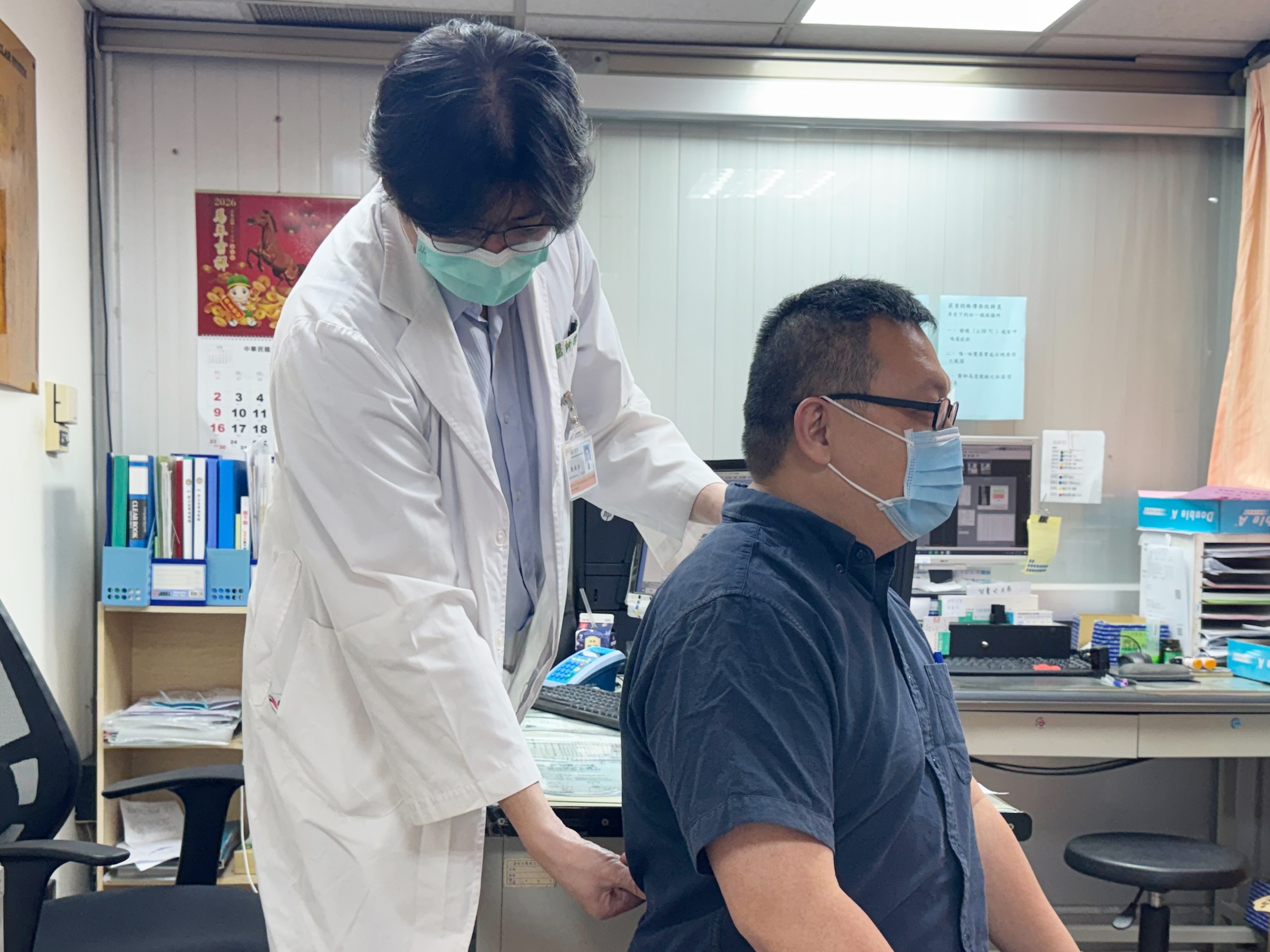 神經外科主治醫師林瑞鴻提醒，如果出現肩頸僵硬還沒做過檢查前，不建議做任何推拿或按摩