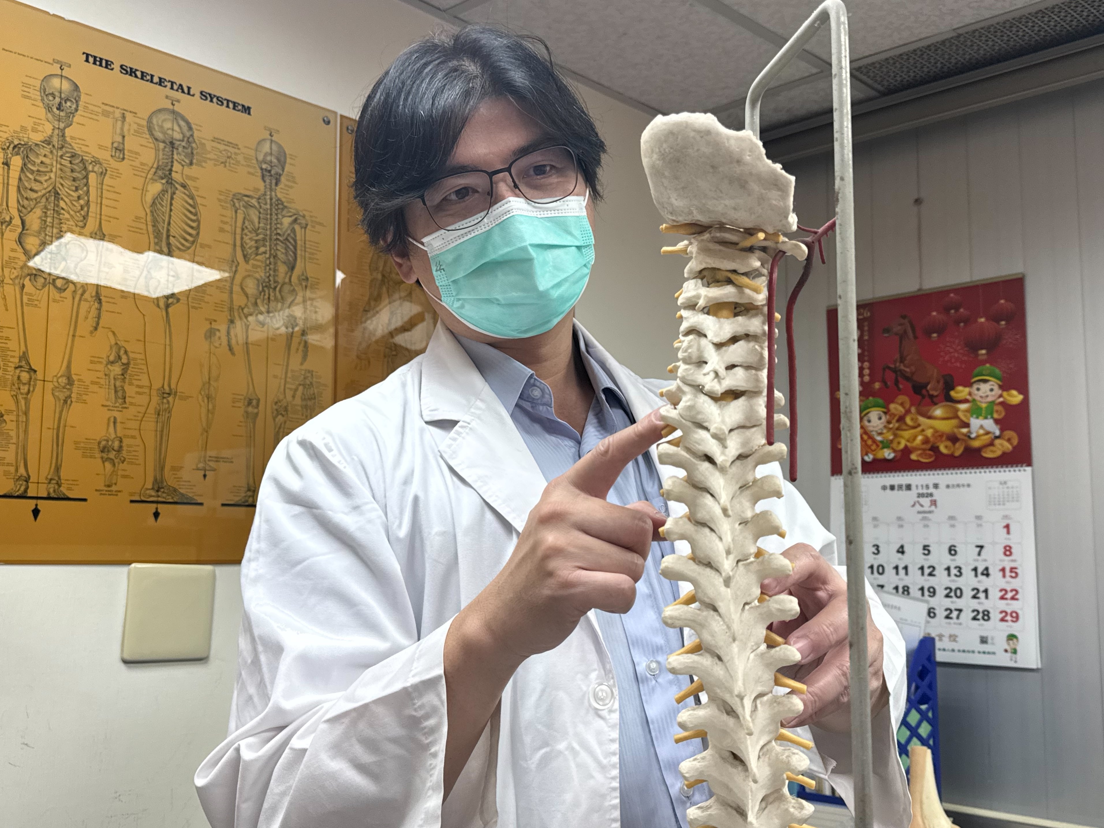 神經外科主治醫師林瑞鴻說，不少年紀大的患者脊椎病患壓迫神經，卻歸咎是自己老化，導致走路輕飄飄