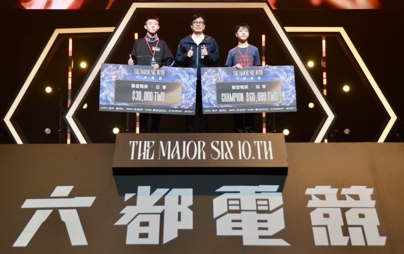 《六都電競》十周年  「JPK」勇奪「聯盟戰棋」總冠軍  陳其邁頒發6萬元獎金
