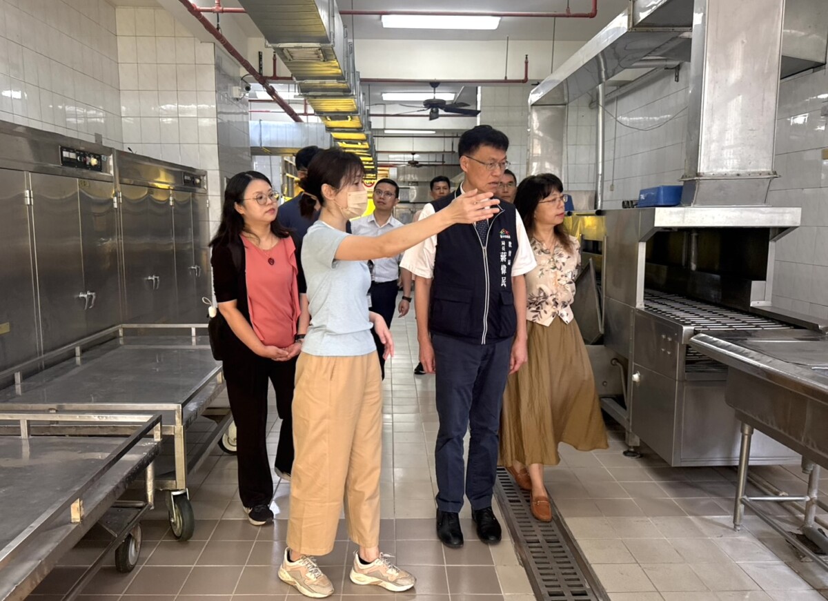 ▲教育局長蔣偉民視察黎明國中開學前整備午餐廚房情形。(圖/記者顏淑娟翻攝)