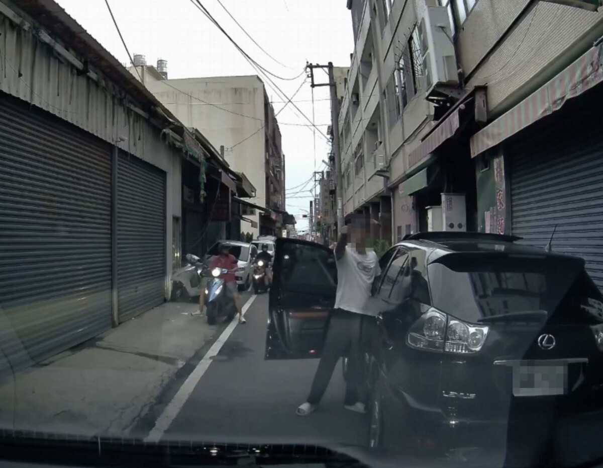 SQ08287 3車被擋按個喇叭竟被掏「槍」