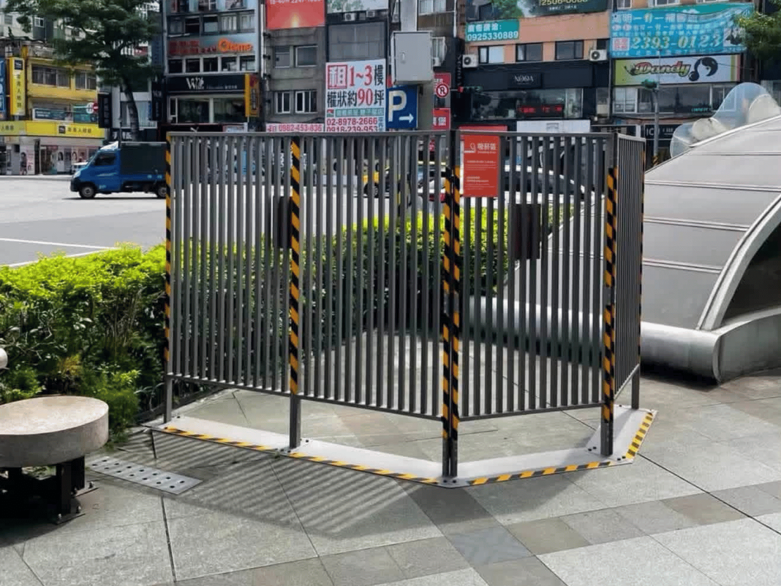 台北公館地區設置的格柵式吸菸區,剛完工完成不久即遭到拆除。(讀者提供)