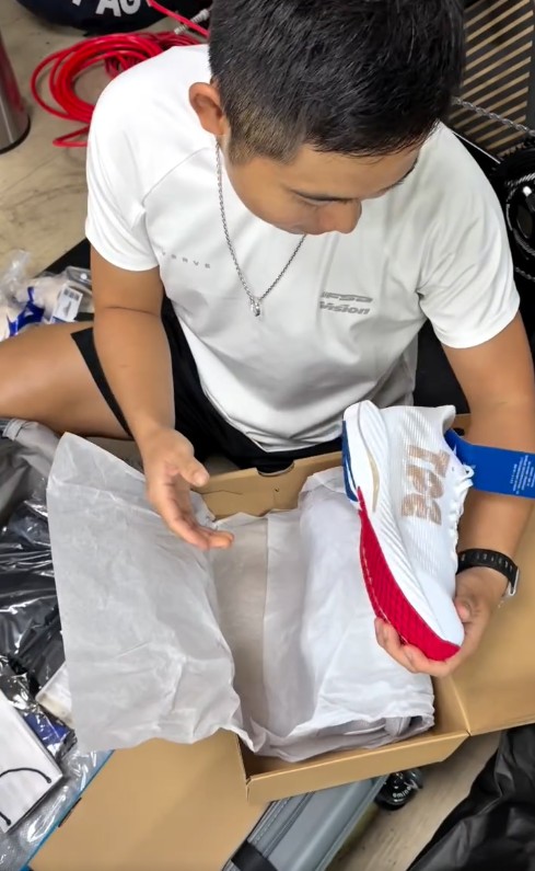 名古屋亞運代表隊成員在社群平台開箱物資包。（圖：翻攝自 @sky19780 IG）