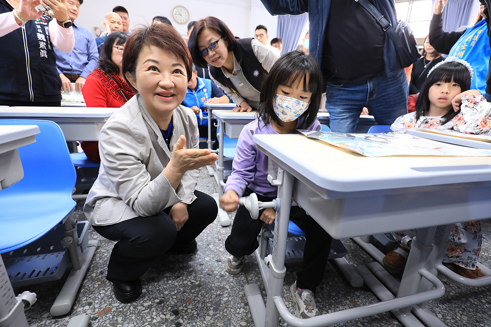 台中市挹注4.9億元換可調式課桌椅 教育局:新學期100%汰換完成 202 台中市挹注4.9億元換可調式課桌椅 教育局:新學期100%汰換完成 201