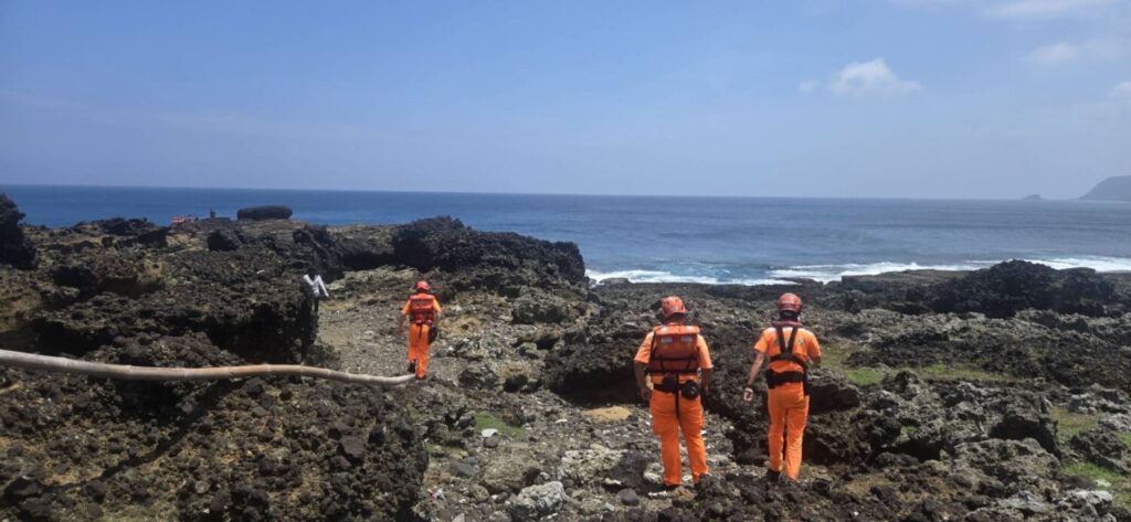 蘭嶼坦克岩民眾疑似失蹤,海巡警消聯合持續搜救。(圖/海巡署)