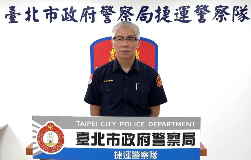 捷運警察隊第三分隊分隊長黃子豐說明事發情況。(圖/記者李健興 翻攝)