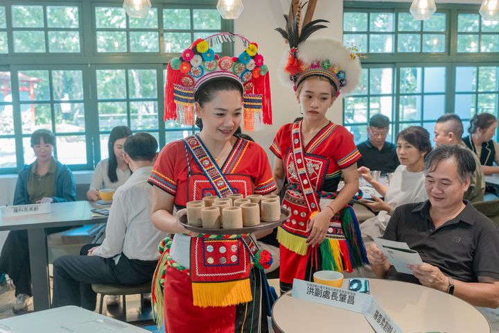 交流會特別打造「五感體驗」,由部落族人身穿傳統服飾親自遞上部落特色茶點。 圖:花東縱谷國家風景區管理處/提供
