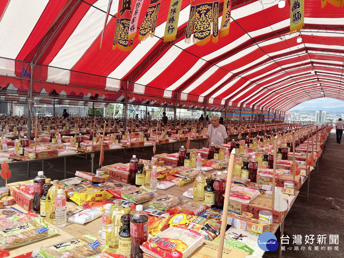 普度結束後多數供品會分贈慈善團體弱勢家庭。（記者扶小萍攝）
