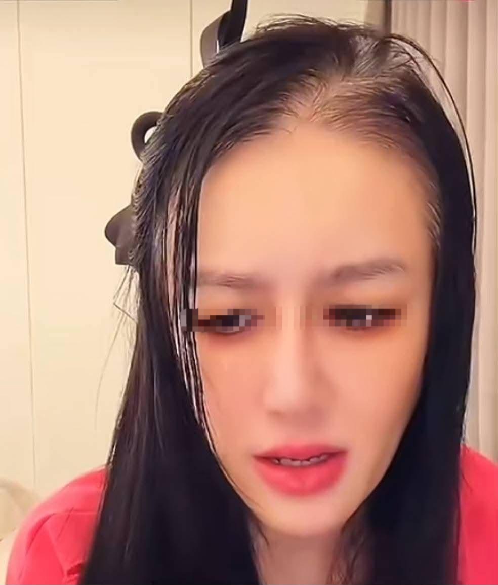經常在抖音社群網站發言屢發爭議的女直播主(杏仁豆腐)在直播台上副播時的言論再傳熱議。(影像自抖音社群網站)。