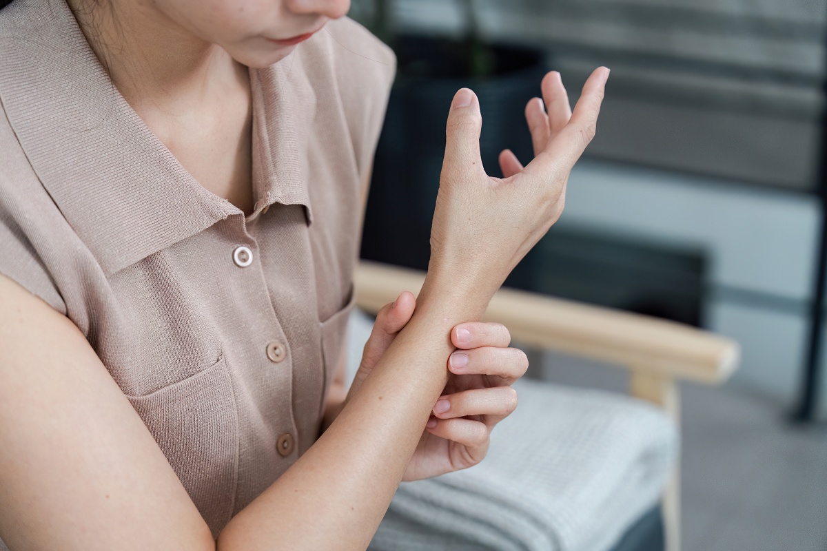 睡醒突然「手腕抬不起來」？醫揭1睡姿恐壓傷神經  喝醉後最常見
