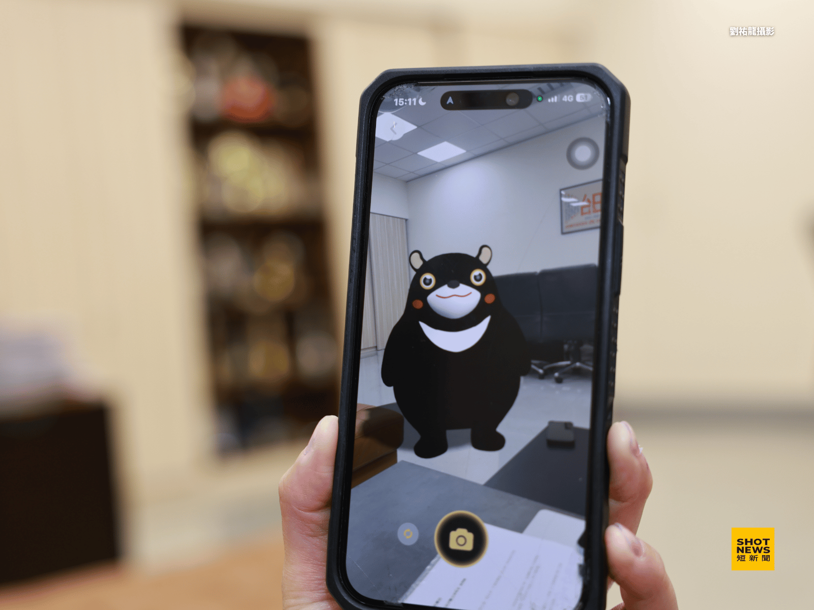 高閔琳秀出高雄觀光旅遊 App,可以在任何一個景點,秀出高雄熊一起合照的功能。(攝影:劉祐龍)
