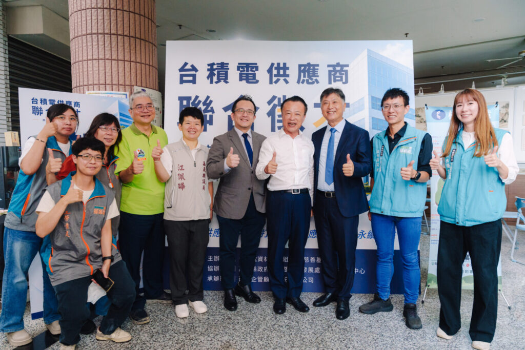 台積電資材管理組織副處長郭坤臟(右3)在一系列聯合徵才中，扮演號召供應商的關鍵角色。(圖／台積電慈善基金會提供)
