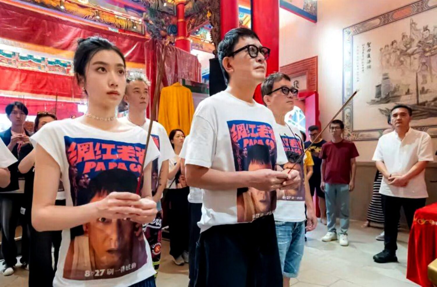 王識賢在《網紅老爸》中飾演黑幫老大「天哥」,偕《網紅老爸》中飾演「天哥」愛女的「兔兔」陳怡佳向大庄媽參香祈福。(圖/記者翻攝)