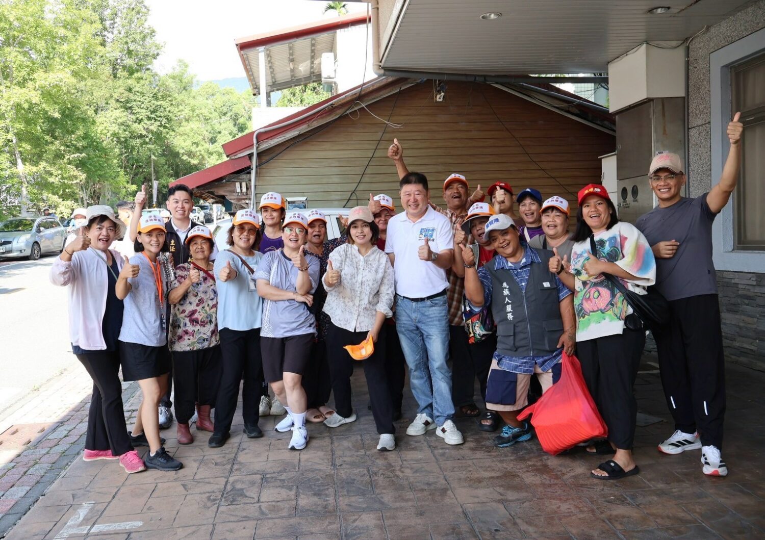 張峻（前排左七）在縣議員簡智隆及團隊陪同下到場，向來自全鄉6個村的選手、加油親友及參賽學童問候打氣。（圖／記者 趙靜姸翻攝）