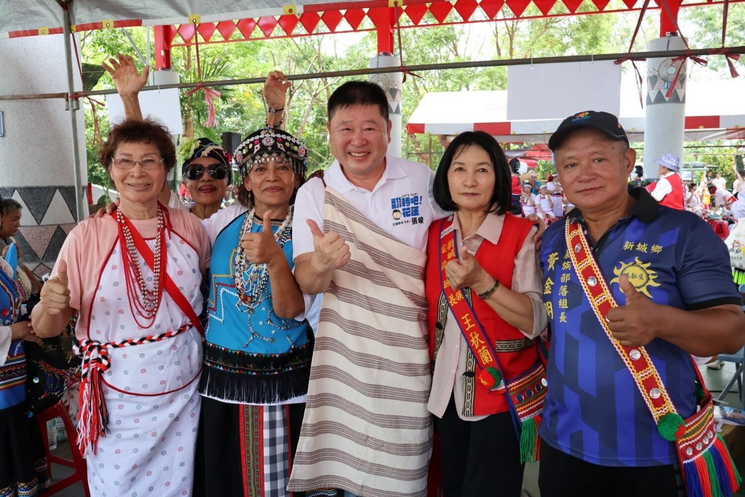 張峻(中)今(29)日接連走訪新城感恩祭及吉安仁安、勝安等部落豐年祭,與太魯閣族、阿美族、布農族等不同族群鄉親互動交流。(圖/記者 趙靜姸翻攝)