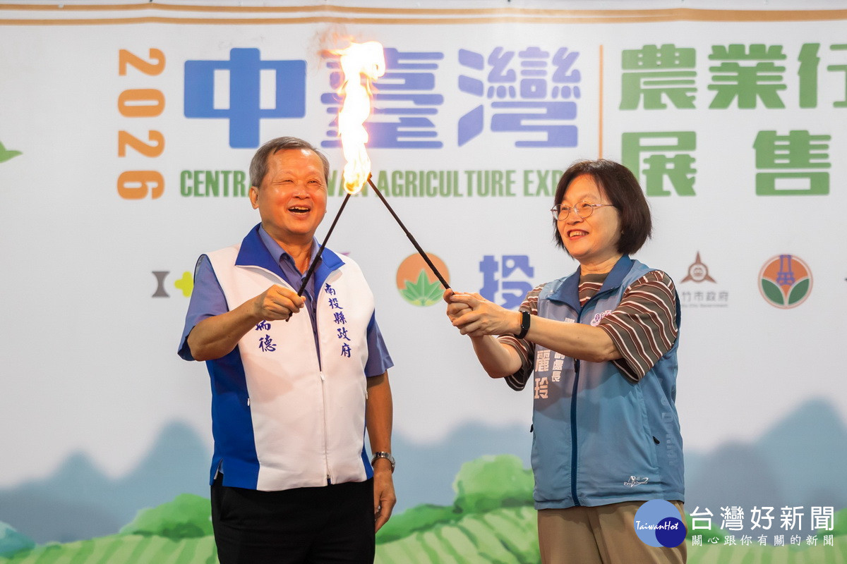 王副縣長交付下屆主辦的彰化縣火棒。（縣府提供）