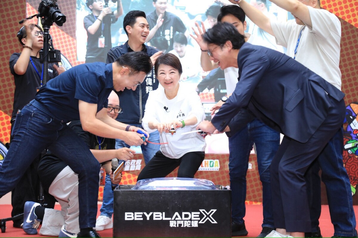▲台中戰鬥陀螺嘉年華。市長盧秀燕、江啟臣、黃國昌同場PK2。(圖/記者顏淑娟翻攝)