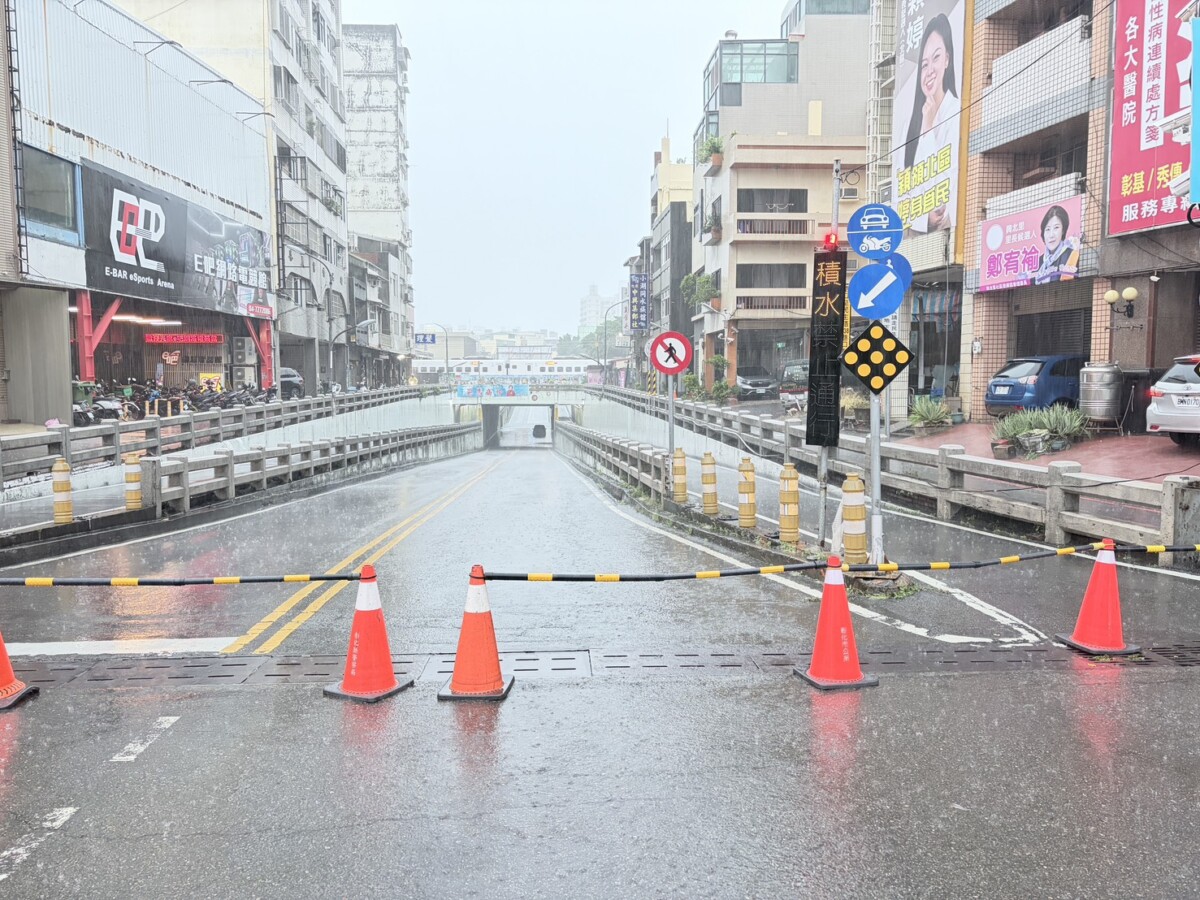 SQ08304 2彰化市瞬間暴雨「像用倒的」