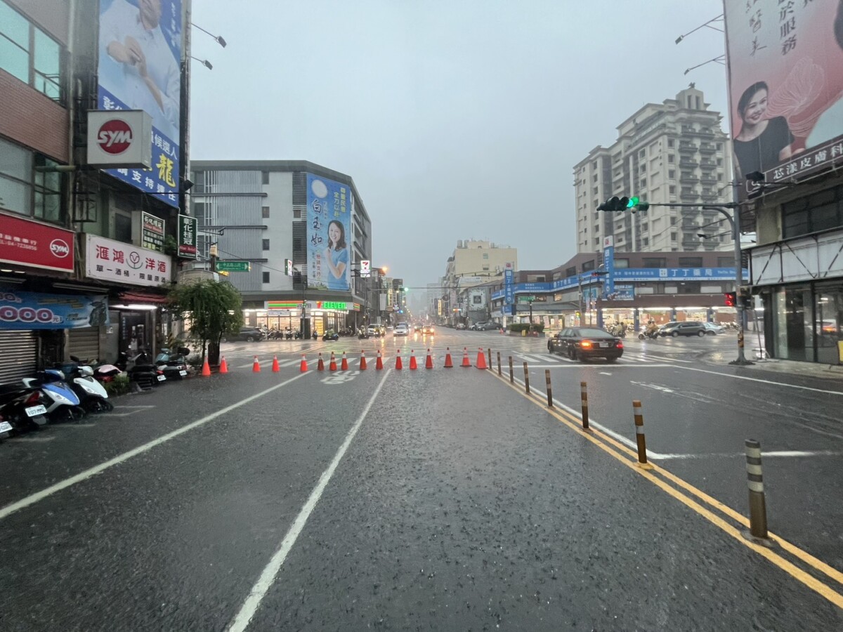 SQ08304 5彰化市瞬間暴雨「像用倒的」