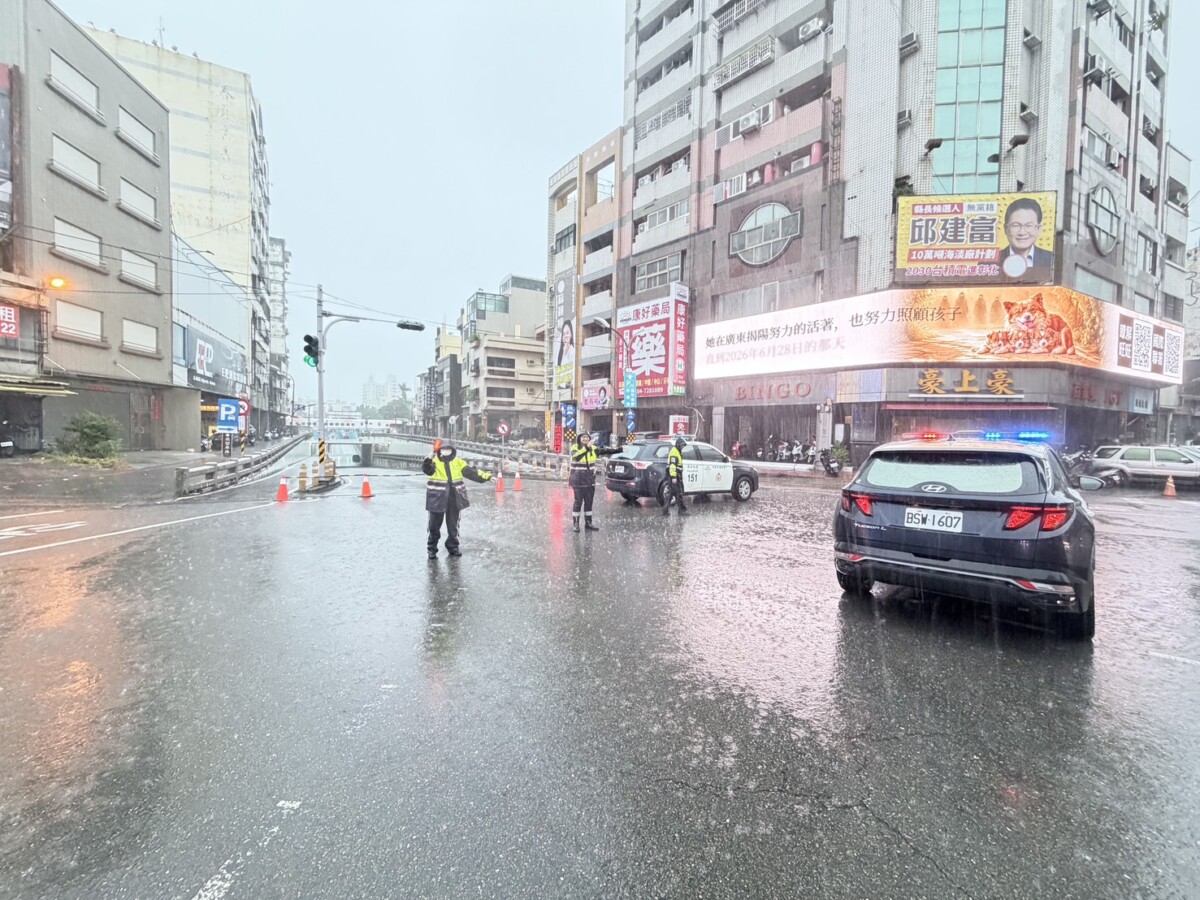 SQ08304 4彰化市瞬間暴雨「像用倒的」