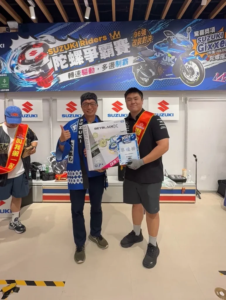 由SUZUKI台鈴機車、台隆手創館協辦的「2026 SUZUKI RIDERS陀螺爭霸賽」,今(29)日於南港LaLaport台隆手創館登場。