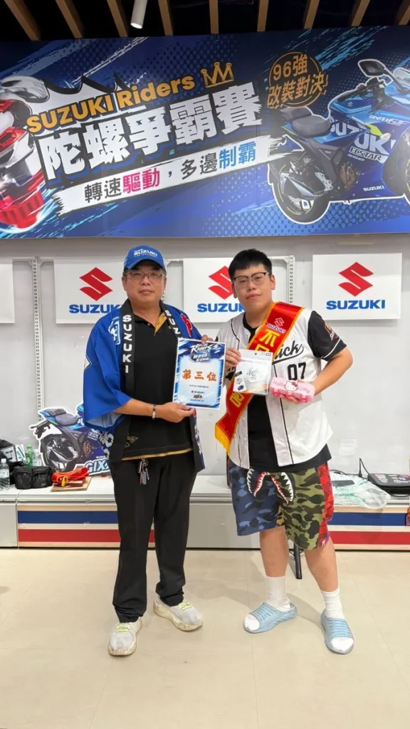 由SUZUKI台鈴機車、台隆手創館協辦的「2026 SUZUKI RIDERS陀螺爭霸賽」,今(29)日於南港LaLaport台隆手創館登場。