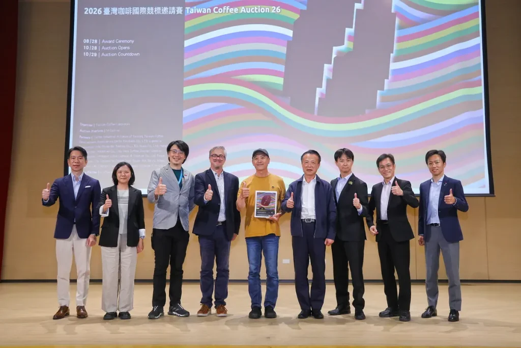 （由右至左分別為公益財團法人日本臺灣交流協會台北事務所主任-安田大樹、農業部農村發展及水土保持署臺中分署長-陳榮俊、TCL台灣咖啡研究室計畫主持人-林哲豪、嘉義縣政府縣長-翁章梁、臺灣咖啡國際競標邀請賽第一名得主-農友林言謙、賽事主審-Darrin Daniel、社團法人臺灣咖啡發展協會理事長-蔡治宇、財團法人臺灣觀光協會秘書長-鐘逸寧、拉丁美洲暨加勒比海經貿辦事處主任-詹朝富）