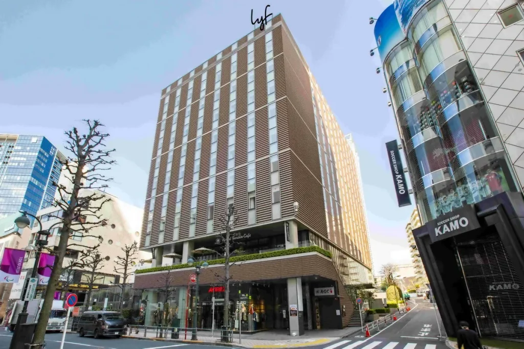 原宿竹下通與「澀谷」街景,重現熱血戰鬥動畫般的東京氛圍。(圖片由 Booking.com 提供)