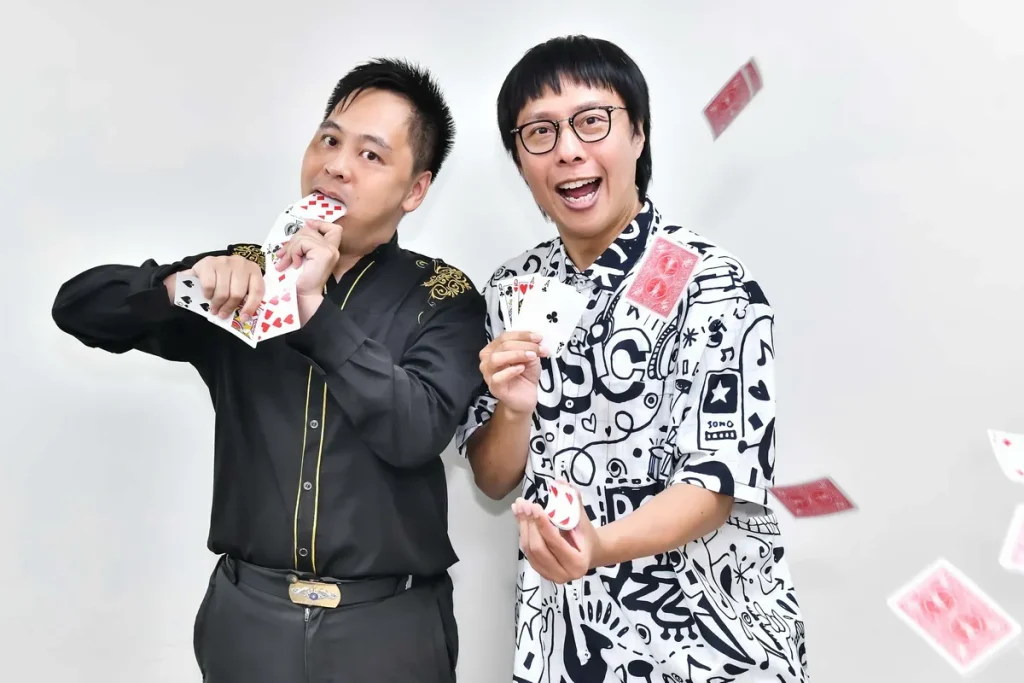 港仔台爸張啟樂拜師學藝 魔術大師黃信凱讚:魔術天份勝草爺。