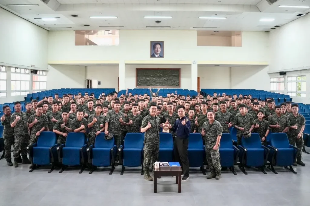 國際魔術大師黃信凱化身國軍心輔講師,400場軍中講座,用魔術與生命故事傳遞溫暖,強化官兵韌性。