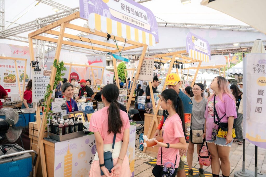 2026臺灣市博會-中區場活動首日消費人潮熱絡,民眾踴躍遊逛體驗傳統市場特色。(圖/主辦單位提供)
