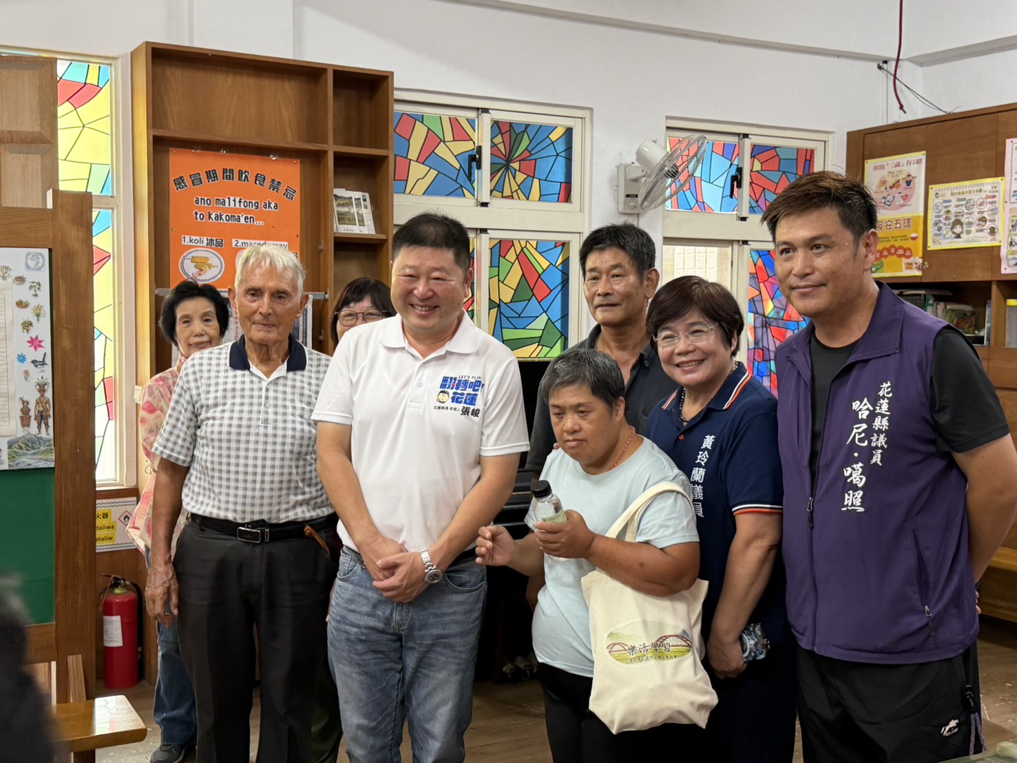 張峻（前排中）今（30）日在南區縣議員黃玲蘭及哈尼．噶照陪同下，前往玉里天主堂捐贈一批民生愛心物資，向長期投入花蓮南區弱勢照顧工作的劉一峰神父致意。（圖／記者 趙靜姸翻攝）