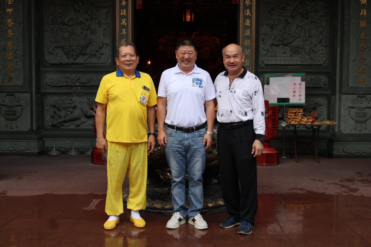中元普渡期間,張峻(中)持續從南到北走訪地方宮廟,向神明祈求花蓮風調雨順、地方平安,也把握機會與各地鄉親交流。(圖/記者 趙靜姸翻攝)