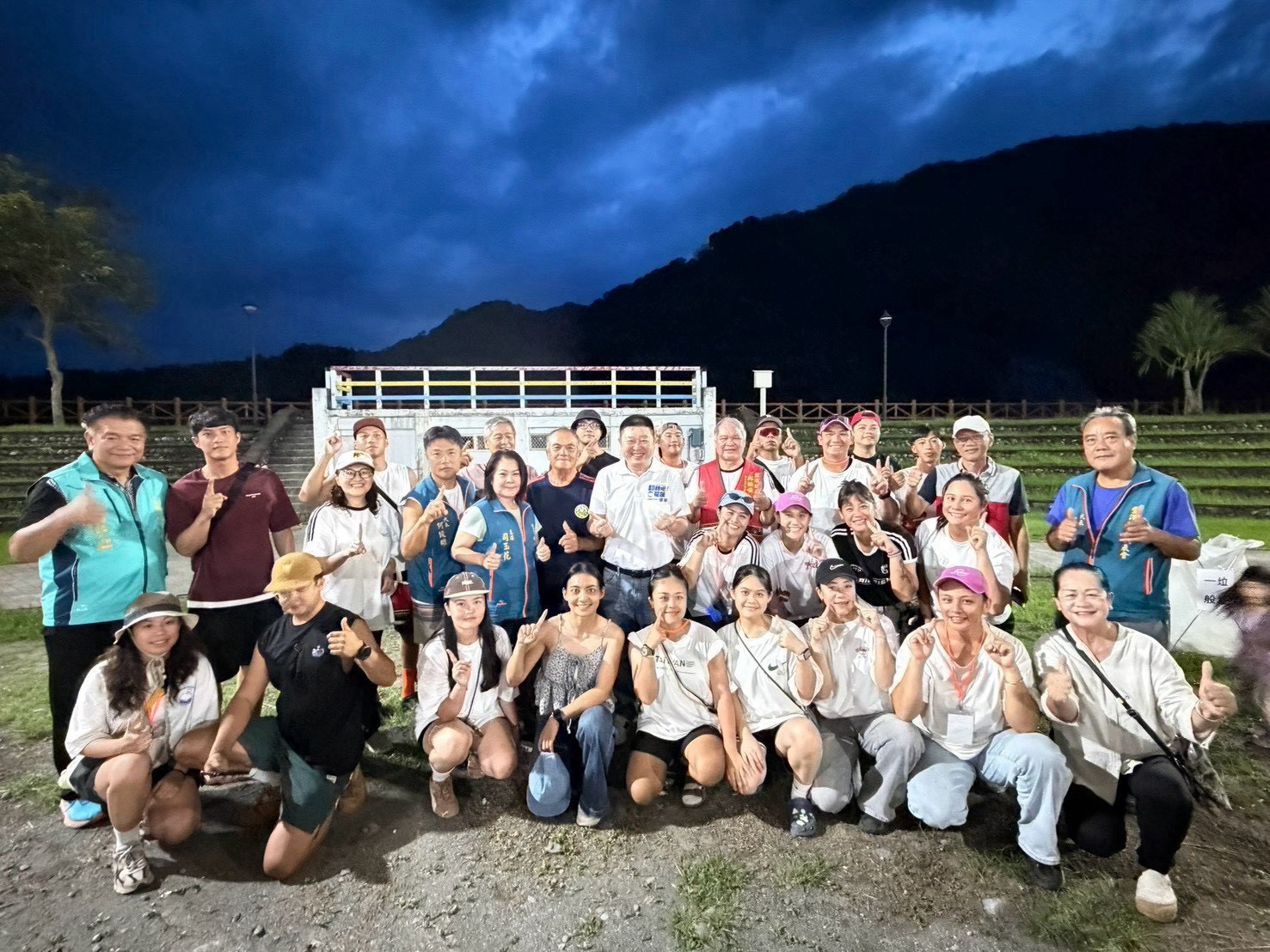 貓公龍舟隊此次在國際賽場勇奪1金1銅,張峻(第二排左七)特別向隊長蔡旻昇及16名隊員表達肯定與感謝。(圖/記者 趙靜姸翻攝)