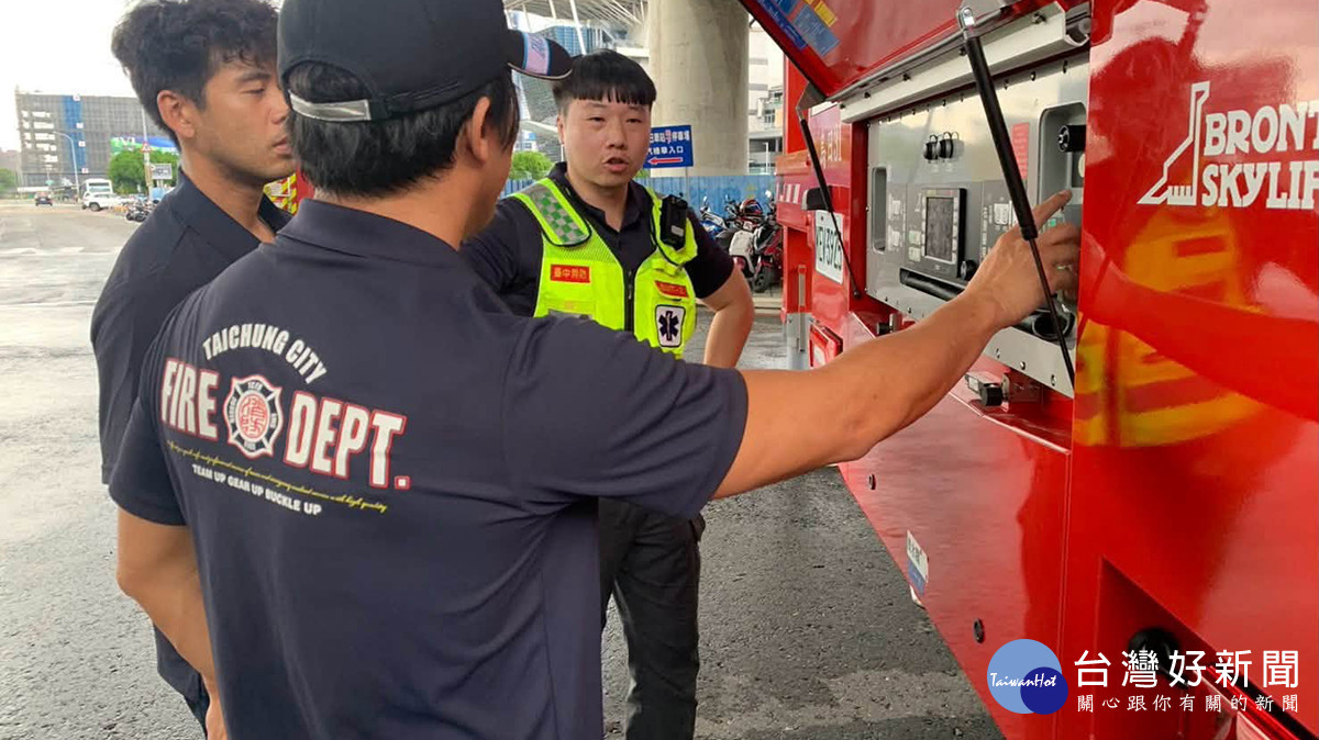 烏日消防分隊展開雲梯車實車訓練,備戰高樓救災。