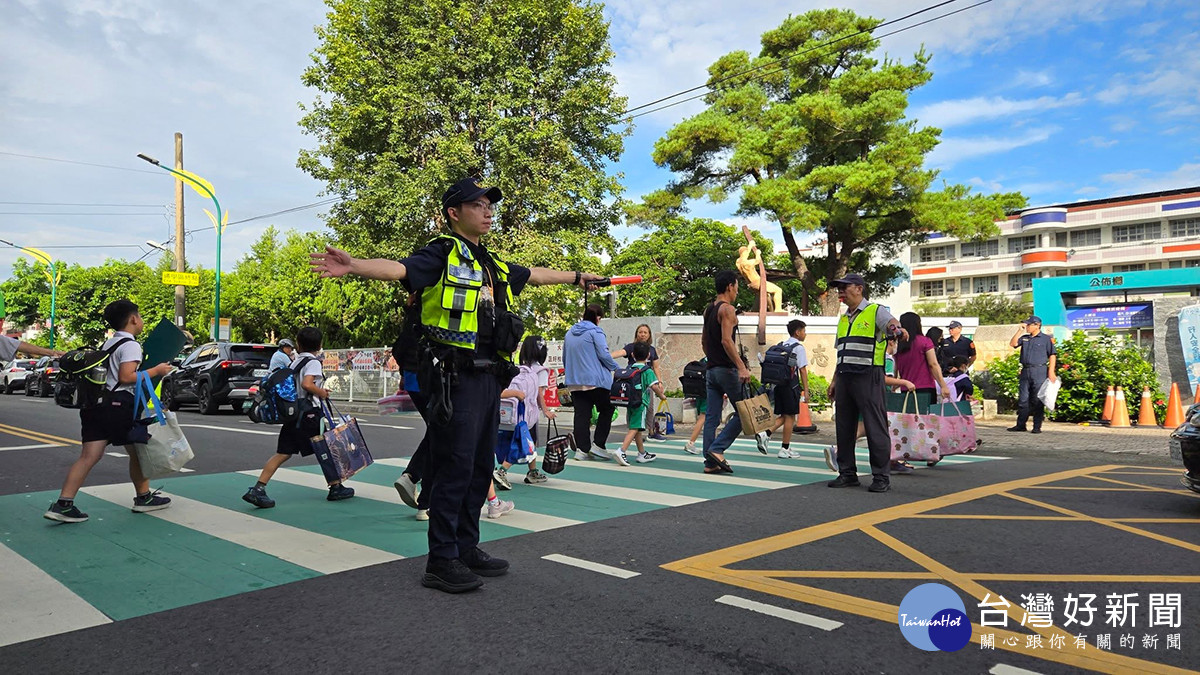 開學首日台中警啟動護童專案，守護學童平安上學。（圖/台中警提供）
