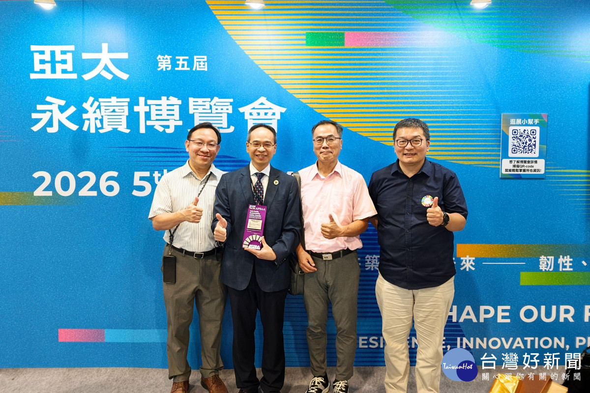 中央大學阮啓弘副校長(左二)與中大USR計畫團隊合影。<br /><br /> <br /><br />