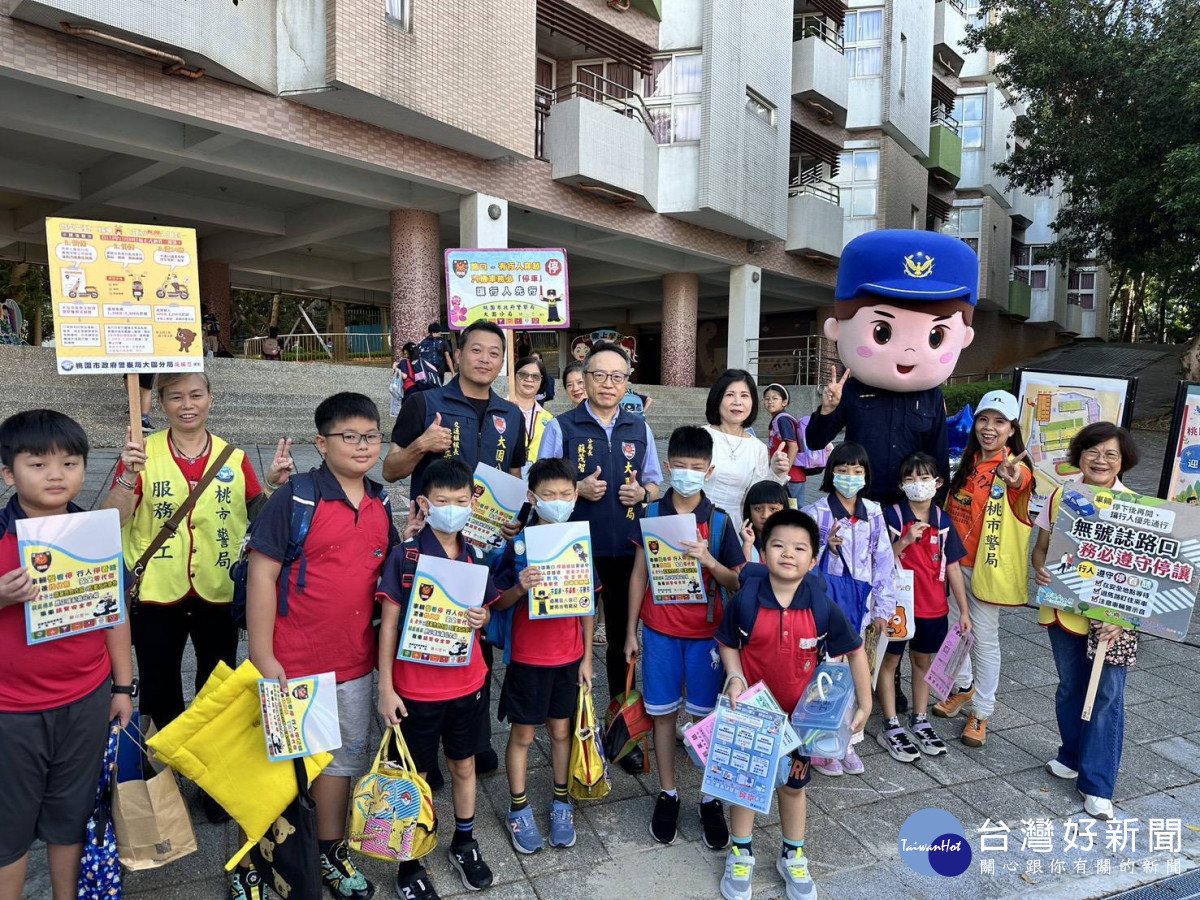 桃園市政府警察局同步啟動「護童專案」，全面加強校園周邊交通疏導，守護學童平安上學、安心回家。