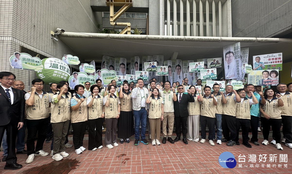 温世政由眾多各地參選人陪同往縣選委會登記。（記者扶小萍攝）