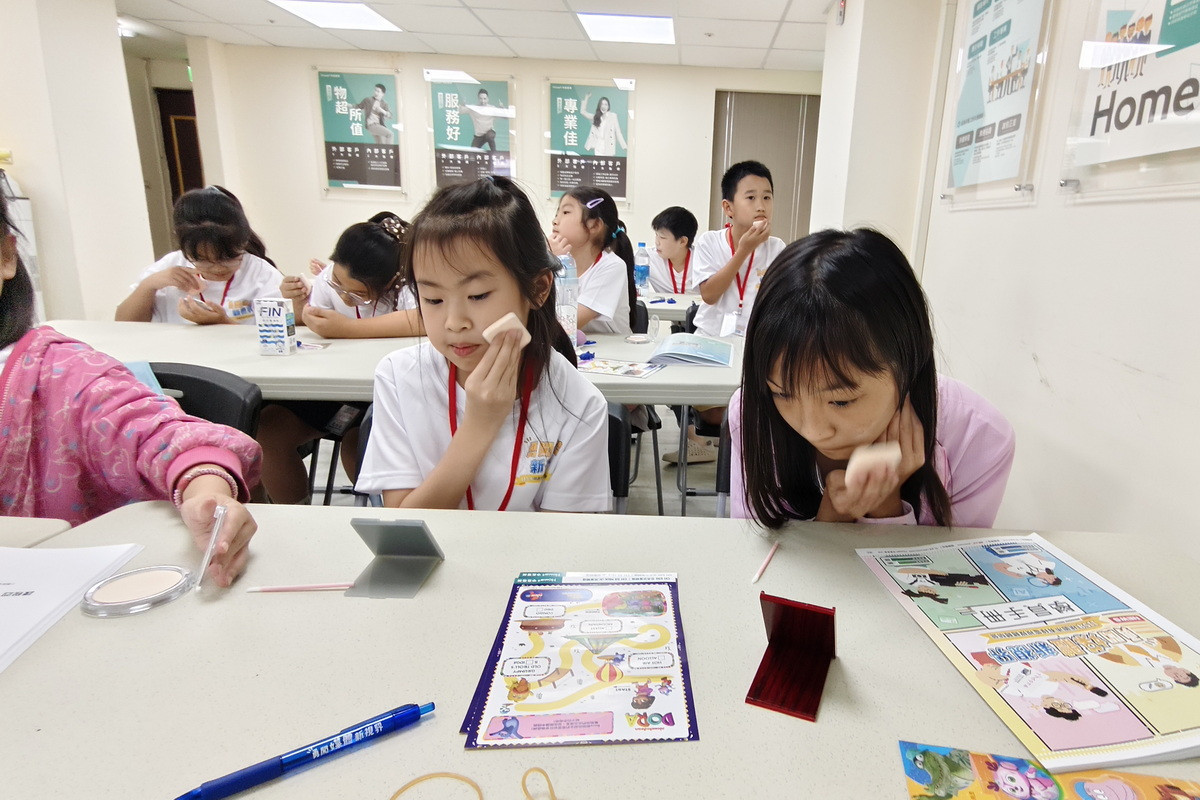 學童們踴躍參與彩妝課程,學習為自己上主播妝。<br /><br />