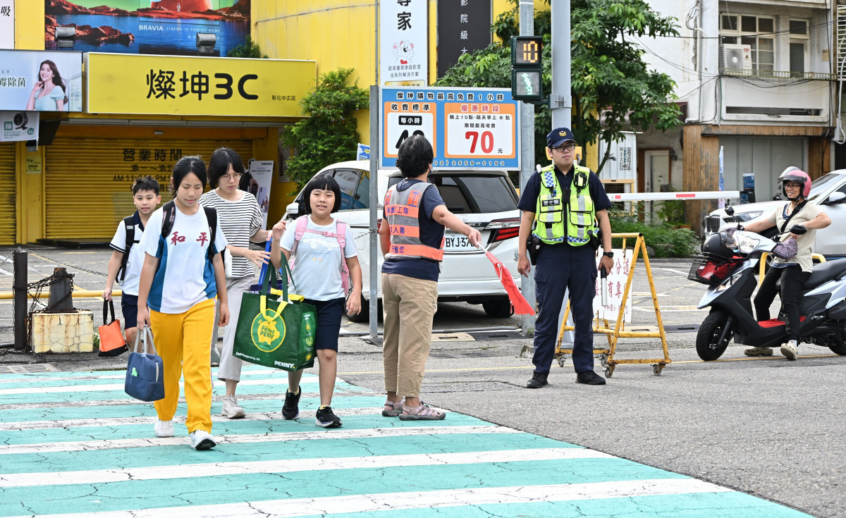 開學日護童總動員,彰化警民攜手守護學童上學路。圖/彰化縣政府提供