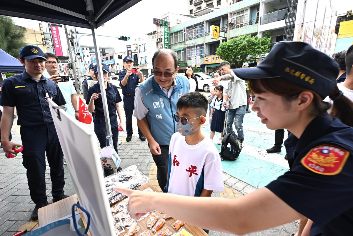 開學日護童總動員,彰化警民攜手守護學童上學路。圖/彰化縣政府提供