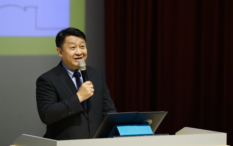 「當所有人都有AI,你還剩下什麼?」高雄大學校長陳啓仁勉新生懂科技也懂人