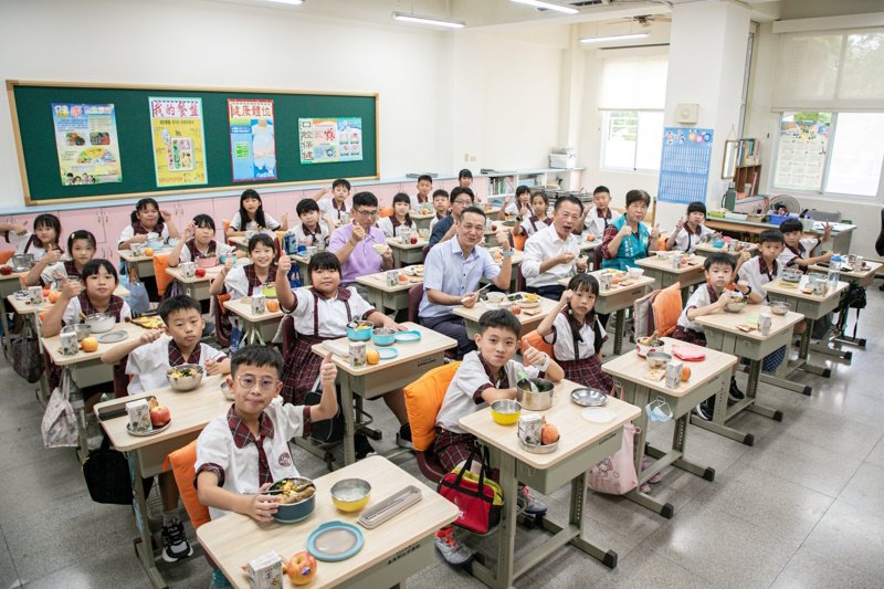 嘉義縣免費營養午餐正式上路 縣長翁章梁關心開學情形